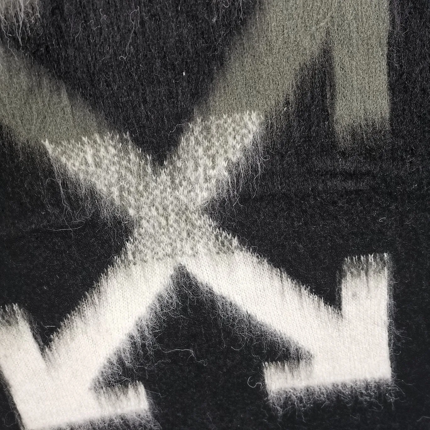 Additional details - the new top-notch proven version OFFWHITE (OW) gradient mohair striped arrow sweater hoodie gradient rendering arrow couple sweater Mohair sweater OW will be released every year 🛒 The same style and ever-changing colors, really no girl does not love it, it is super suitable for wearing under a down jacket in winter, and will not be bloated! If the lower body is missing, their favorite os version🙋🏻‍♀️ intuitively adds natural softness and fairy beauty effect, which is the best choice! The upper body is lightweight and does not weigh down the body while keeping warm. The sleeves and the gradient arrow parts on the back are repeatedly patterned until the gradient level is satisfied before large-scale products are released. The craftsmanship is extremely demanding. Each sweater is woolen at least ten times to give it a plush, thick feel and good fluffiness! ✅ Fabric composition: 50% mohair 32 spandex 18% wool, three-level anti-pilling Color: black and white gradient Sizes Mohair is lighter and softer, so be careful not to machine wash it, not machine washable! ! emphasize! !  ⚠️Hand wash with warm water and cold water P:440